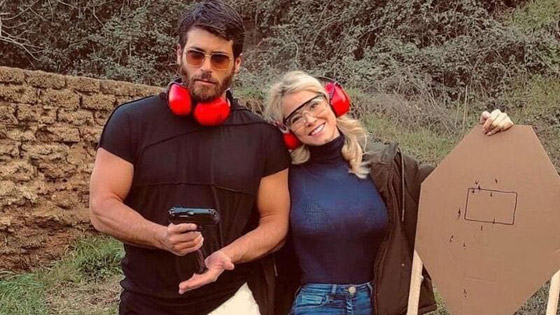 جان يامان يطلب يد حبيبته الإيطالية بطريقة رومانسية (فيديو) صورة رقم 1