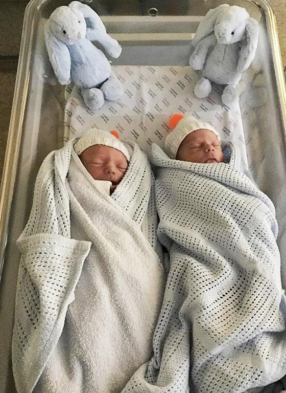 بحالة نادرة لأول مرة.. بريطانية تلد توأمين متماثلين بيومين وكيسين مختلفين! صورة رقم 9