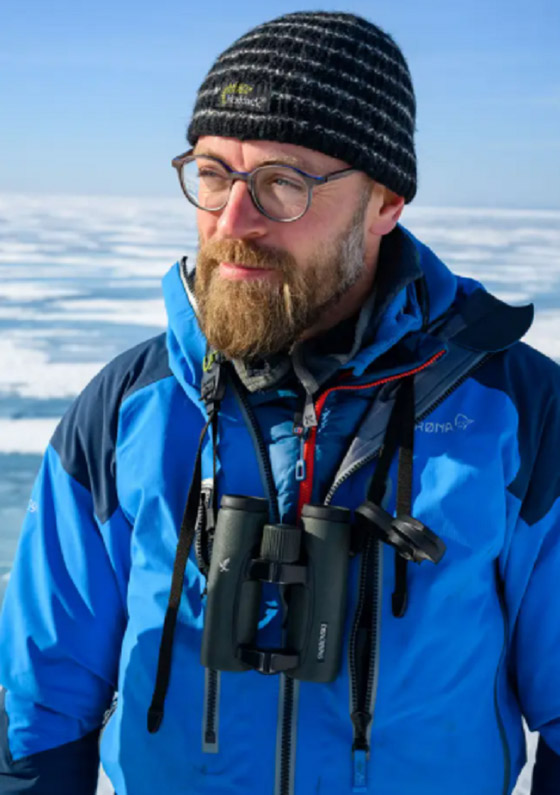 لأول مرة على الإطلاق! مصور يكتشف طائر بطريق أصفر اللون نادر صورة رقم 6