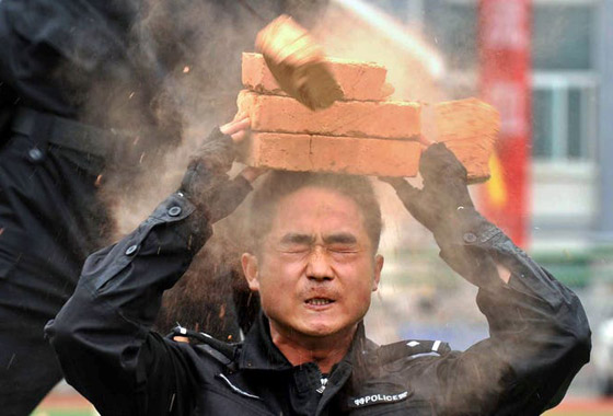 منها شرب دماء الأفاعي.. تدريبات عسكرية غريبة ومجنونة لجيوش العالم صورة رقم 2