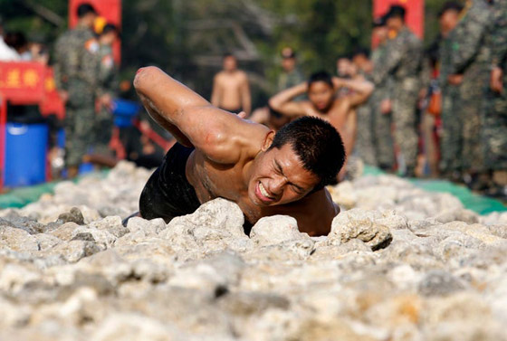 منها شرب دماء الأفاعي.. تدريبات عسكرية غريبة ومجنونة لجيوش العالم صورة رقم 3