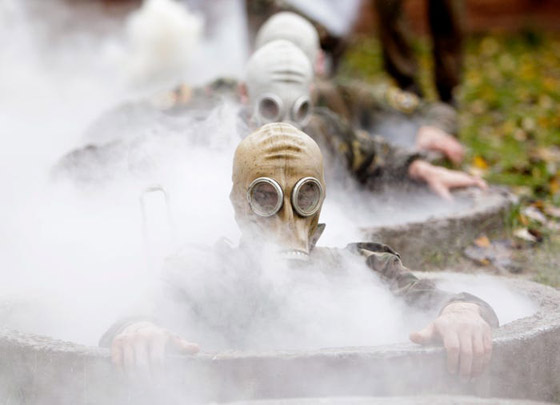 منها شرب دماء الأفاعي.. تدريبات عسكرية غريبة ومجنونة لجيوش العالم صورة رقم 4