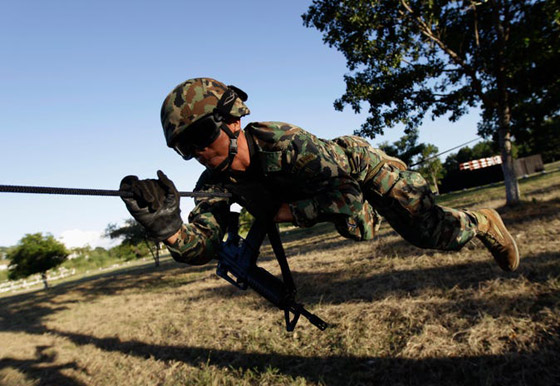 منها شرب دماء الأفاعي.. تدريبات عسكرية غريبة ومجنونة لجيوش العالم صورة رقم 5