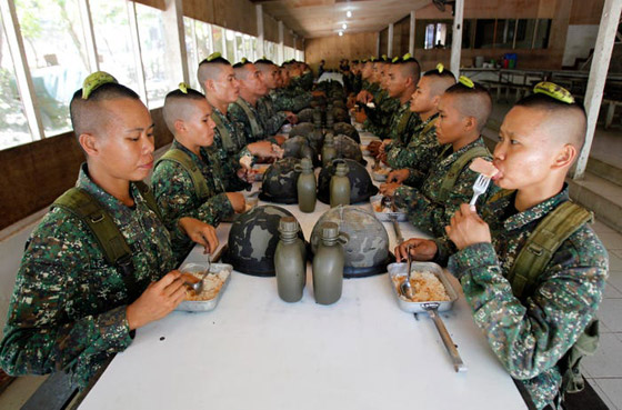 منها شرب دماء الأفاعي.. تدريبات عسكرية غريبة ومجنونة لجيوش العالم صورة رقم 6