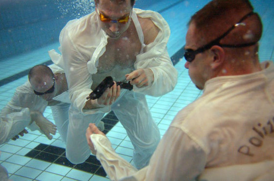 منها شرب دماء الأفاعي.. تدريبات عسكرية غريبة ومجنونة لجيوش العالم صورة رقم 7