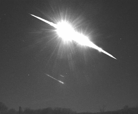 فيديو يحبس الأنفاس.. نيزك ضخم يضيء السماء بلقطات مدهشة صورة رقم 1