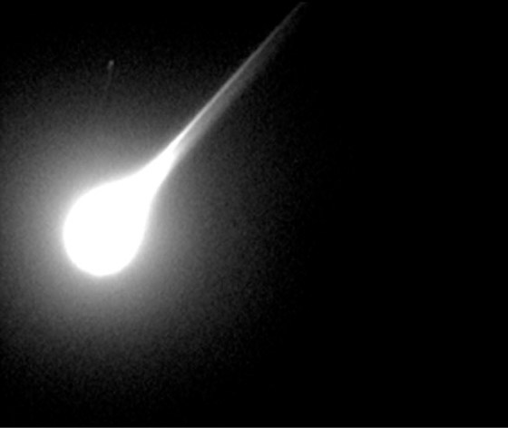 فيديو يحبس الأنفاس.. نيزك ضخم يضيء السماء بلقطات مدهشة صورة رقم 3