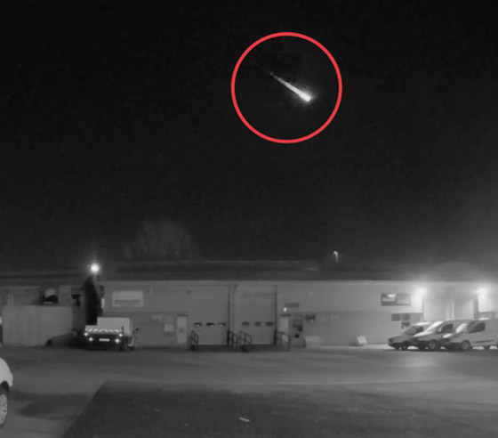 فيديو يحبس الأنفاس.. نيزك ضخم يضيء السماء بلقطات مدهشة صورة رقم 5