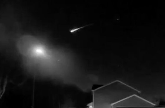 فيديو يحبس الأنفاس.. نيزك ضخم يضيء السماء بلقطات مدهشة صورة رقم 6