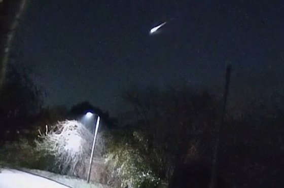 فيديو يحبس الأنفاس.. نيزك ضخم يضيء السماء بلقطات مدهشة صورة رقم 7