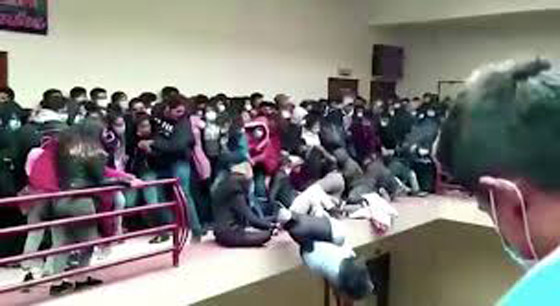 فيديو صادم لشرفة تنهار بطلاب جامعة وسقوطهم من الطابق الرابع! صورة رقم 1 فيديو صادم لشرفة تنهار بطلاب جامعة وسقوطهم من الطابق الرابع! صورة رقم 1