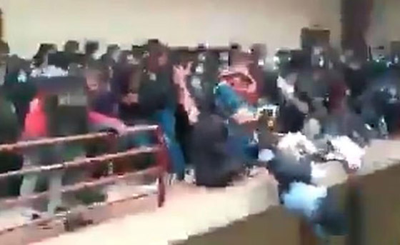 فيديو صادم لشرفة تنهار بطلاب جامعة وسقوطهم من الطابق الرابع! صورة رقم 3 فيديو صادم لشرفة تنهار بطلاب جامعة وسقوطهم من الطابق الرابع! صورة رقم 3