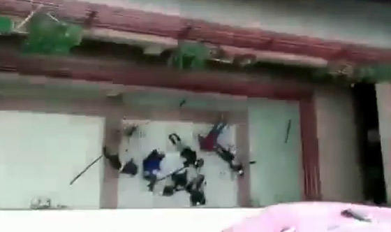 فيديو صادم لشرفة تنهار بطلاب جامعة وسقوطهم من الطابق الرابع! صورة رقم 4 فيديو صادم لشرفة تنهار بطلاب جامعة وسقوطهم من الطابق الرابع! صورة رقم 4