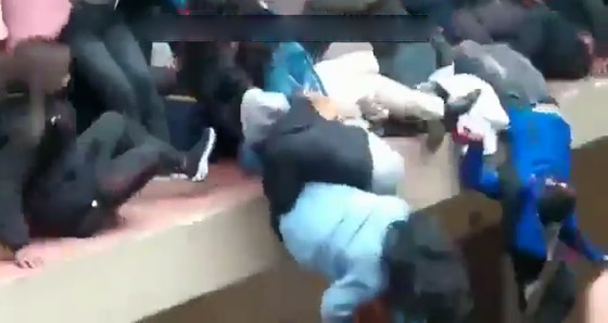 فيديو صادم لشرفة تنهار بطلاب جامعة وسقوطهم من الطابق الرابع! صورة رقم 5 فيديو صادم لشرفة تنهار بطلاب جامعة وسقوطهم من الطابق الرابع! صورة رقم 5