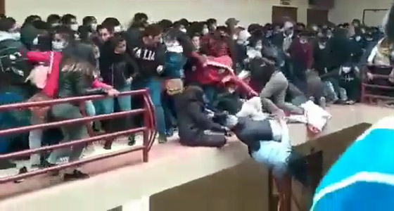فيديو صادم لشرفة تنهار بطلاب جامعة وسقوطهم من الطابق الرابع! صورة رقم 10 فيديو صادم لشرفة تنهار بطلاب جامعة وسقوطهم من الطابق الرابع! صورة رقم 10