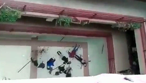فيديو صادم لشرفة تنهار بطلاب جامعة وسقوطهم من الطابق الرابع! صورة رقم 11 فيديو صادم لشرفة تنهار بطلاب جامعة وسقوطهم من الطابق الرابع! صورة رقم 11