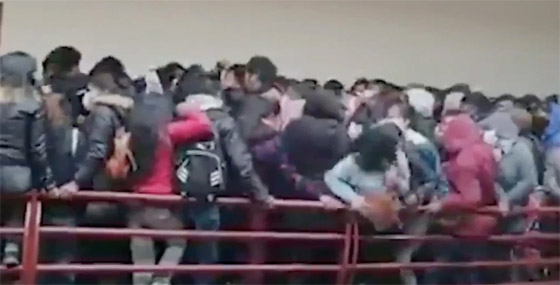 فيديو صادم لشرفة تنهار بطلاب جامعة وسقوطهم من الطابق الرابع! صورة رقم 12 فيديو صادم لشرفة تنهار بطلاب جامعة وسقوطهم من الطابق الرابع! صورة رقم 12