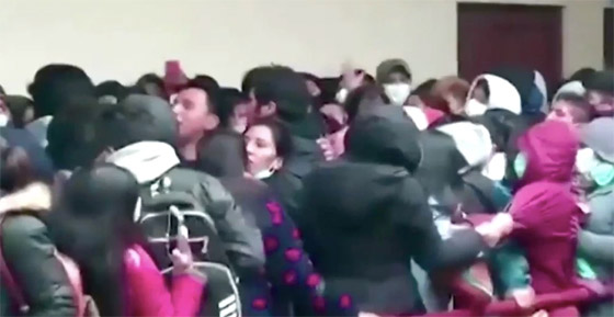 فيديو صادم لشرفة تنهار بطلاب جامعة وسقوطهم من الطابق الرابع! صورة رقم 13 فيديو صادم لشرفة تنهار بطلاب جامعة وسقوطهم من الطابق الرابع! صورة رقم 13