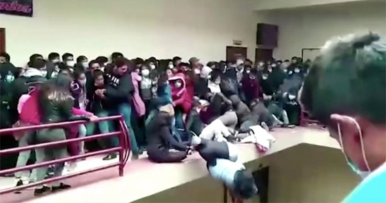 فيديو صادم لشرفة تنهار بطلاب جامعة وسقوطهم من الطابق الرابع! صورة رقم 14 فيديو صادم لشرفة تنهار بطلاب جامعة وسقوطهم من الطابق الرابع! صورة رقم 14