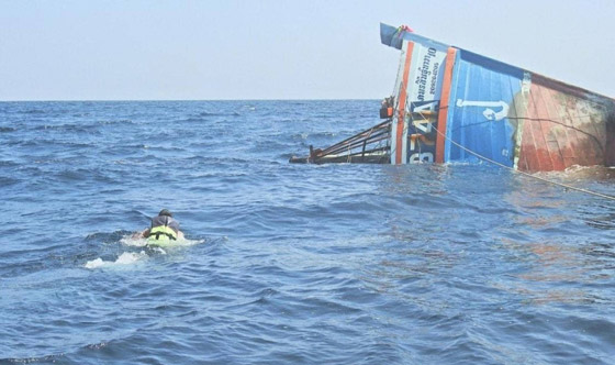 بحار تايلندي يغامر بحياته لإنقاذ قطط من عرض البحر وصور ترصد بطولته صورة رقم 6 بحار تايلندي يغامر بحياته لإنقاذ قطط من عرض البحر وصور ترصد بطولته صورة رقم 6