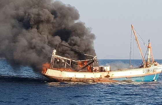 بحار تايلندي يغامر بحياته لإنقاذ قطط من عرض البحر وصور ترصد بطولته صورة رقم 10 بحار تايلندي يغامر بحياته لإنقاذ قطط من عرض البحر وصور ترصد بطولته صورة رقم 10
