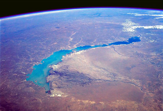 بالصور: إليكم جولة حول أجمل وأغرب البحيرات في العالم صورة رقم 6