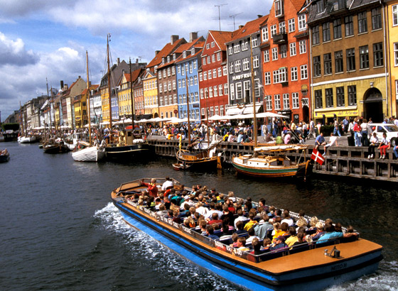 صور مدهشة: أجواء من التفاؤل والفرح في أجمل المدن الملونة حول العالم صورة رقم 2