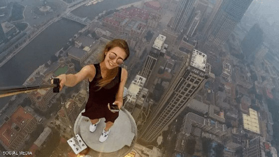 مهووسو السيلفي.. كيف فعلوها في تلك الأماكن؟ صورة رقم 8