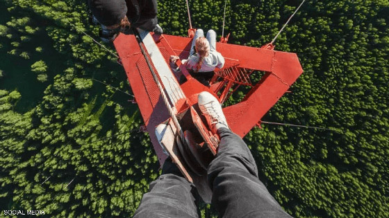 مهووسو السيلفي.. كيف فعلوها في تلك الأماكن؟ صورة رقم 1