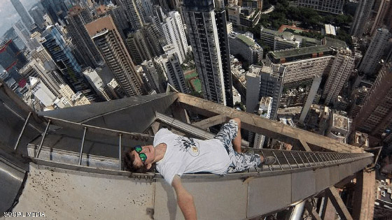 مهووسو السيلفي.. كيف فعلوها في تلك الأماكن؟ صورة رقم 2