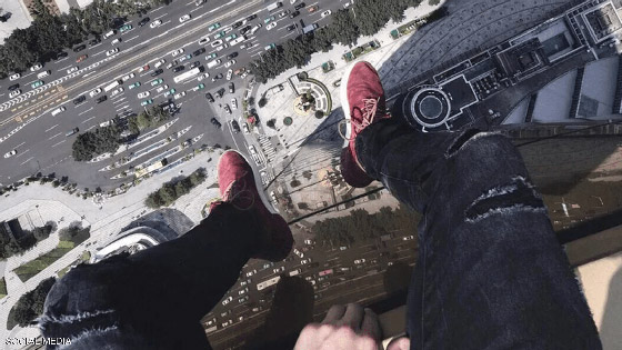 مهووسو السيلفي.. كيف فعلوها في تلك الأماكن؟ صورة رقم 7