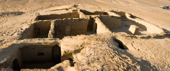 “مدينة الرهبان”.. اكتشاف بنايات أثرية منحوتة في الصخر بمصر صورة رقم 3