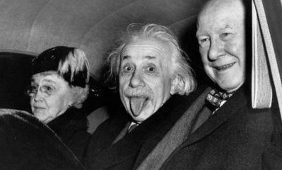 ما قصة الصورة التاريخية التي أخرج فيها الفيزيائي آينشتاين لسانه؟ صورة رقم 2 ما قصة الصورة التاريخية التي أخرج فيها الفيزيائي آينشتاين لسانه؟ صورة رقم 2