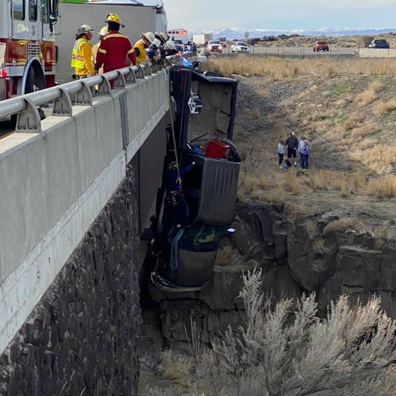 فيديو يحبس الأنفاس.. إنقاذ شخصين من شاحنة متدلية فوق جسر! صورة رقم 1
