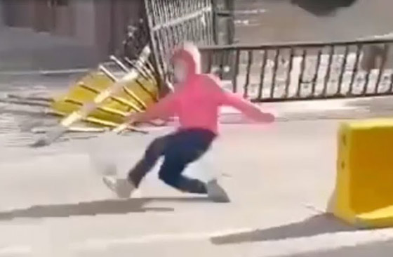 لا يستطيعون حتى الوقوف! رياح عاتية تهاجم الصينيين في الشوارع! فيديو صورة رقم 1 لا يستطيعون حتى الوقوف! رياح عاتية تهاجم الصينيين في الشوارع! فيديو صورة رقم 1