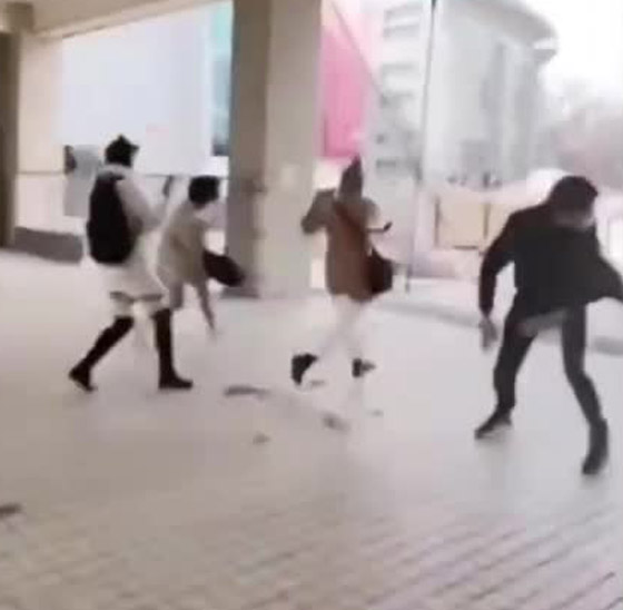 لا يستطيعون حتى الوقوف! رياح عاتية تهاجم الصينيين في الشوارع! فيديو صورة رقم 2 لا يستطيعون حتى الوقوف! رياح عاتية تهاجم الصينيين في الشوارع! فيديو صورة رقم 2