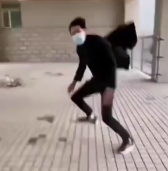 لا يستطيعون حتى الوقوف! رياح عاتية تهاجم الصينيين في الشوارع! فيديو صورة رقم 4 لا يستطيعون حتى الوقوف! رياح عاتية تهاجم الصينيين في الشوارع! فيديو صورة رقم 4