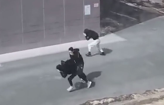 لا يستطيعون حتى الوقوف! رياح عاتية تهاجم الصينيين في الشوارع! فيديو صورة رقم 5 لا يستطيعون حتى الوقوف! رياح عاتية تهاجم الصينيين في الشوارع! فيديو صورة رقم 5