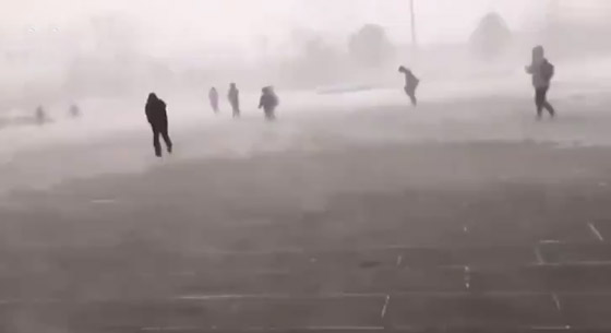 لا يستطيعون حتى الوقوف! رياح عاتية تهاجم الصينيين في الشوارع! فيديو صورة رقم 7 لا يستطيعون حتى الوقوف! رياح عاتية تهاجم الصينيين في الشوارع! فيديو صورة رقم 7