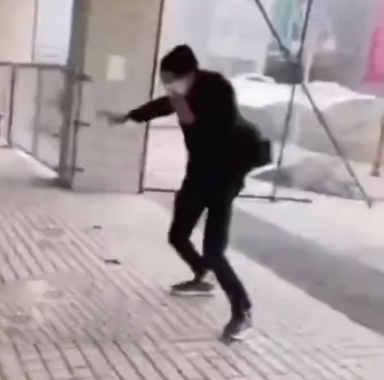 لا يستطيعون حتى الوقوف! رياح عاتية تهاجم الصينيين في الشوارع! فيديو صورة رقم 9 لا يستطيعون حتى الوقوف! رياح عاتية تهاجم الصينيين في الشوارع! فيديو صورة رقم 9