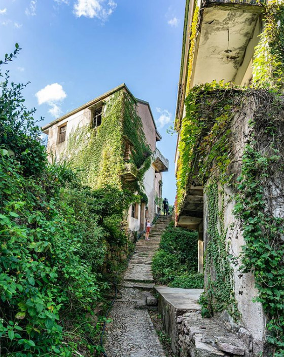 هوتوان.. قرية مهجورة ساحرة غمرتها الأعشاب! صور صورة رقم 19