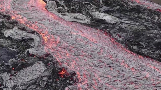 فيديو عجيب وطريف.. طهي نقانق على حمم بركانية في أيسلندا! صورة رقم 8 فيديو عجيب وطريف.. طهي نقانق على حمم بركانية في أيسلندا! صورة رقم 8