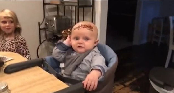 فيديو طريف: طفلة شقية تضع وشما كبيرا ملونا على جبين شقيقها الرضيع المبتسم صورة رقم 2