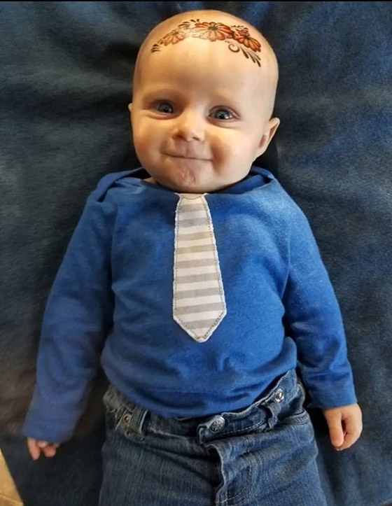 فيديو طريف: طفلة شقية تضع وشما كبيرا ملونا على جبين شقيقها الرضيع المبتسم صورة رقم 1