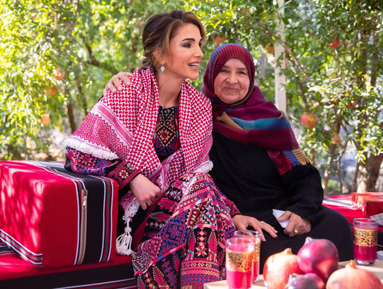 الثوب الأردني التقليدي على الملكة رانيا: التراث الأصيل في أبهى صوره صورة رقم 2