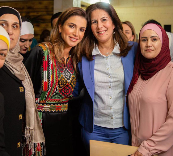 الثوب الأردني التقليدي على الملكة رانيا: التراث الأصيل في أبهى صوره صورة رقم 12