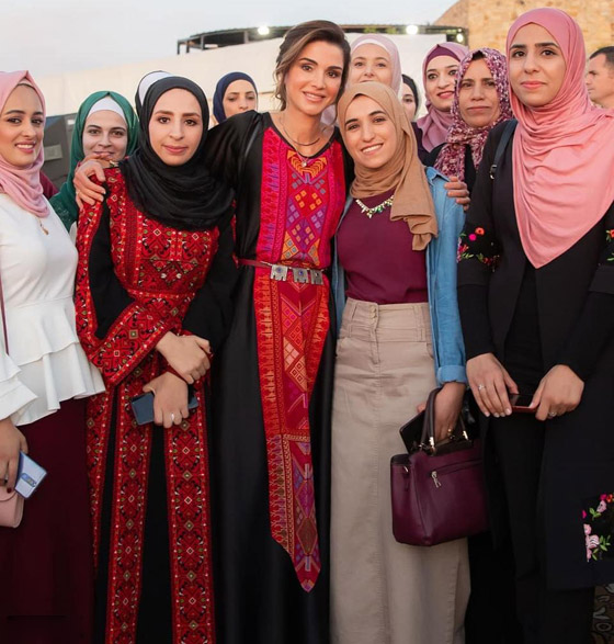 الثوب الأردني التقليدي على الملكة رانيا: التراث الأصيل في أبهى صوره صورة رقم 3