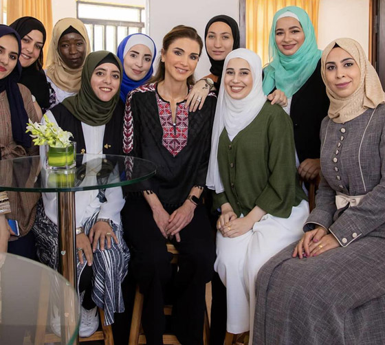 الثوب الأردني التقليدي على الملكة رانيا: التراث الأصيل في أبهى صوره صورة رقم 14