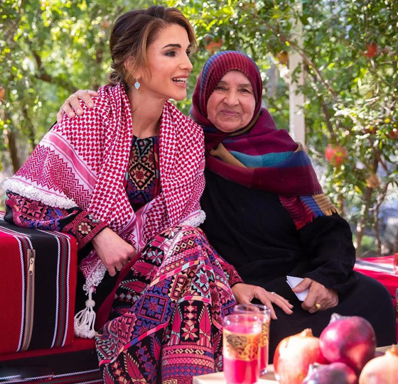 الثوب الأردني التقليدي على الملكة رانيا: التراث الأصيل في أبهى صوره صورة رقم 15
