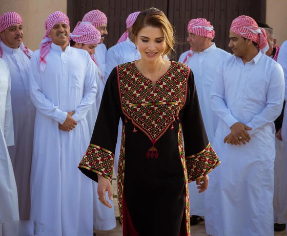 الثوب الأردني التقليدي على الملكة رانيا: التراث الأصيل في أبهى صوره صورة رقم 4